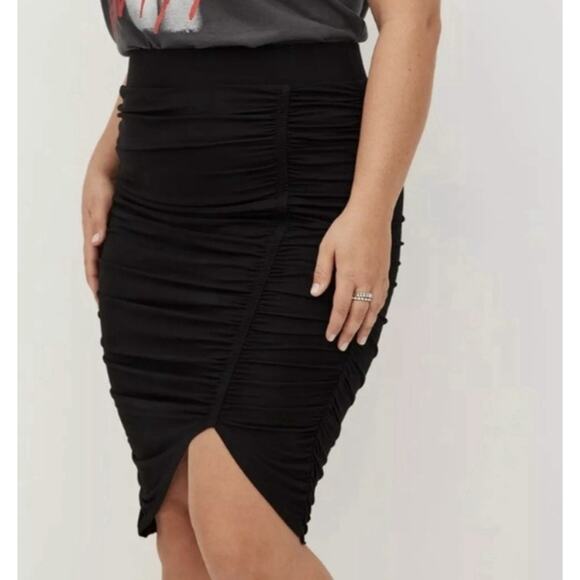 Torrid Black Super Soft Cinched Bodycon Lined Skirt Size 2X NWT - Picture 3 of 4